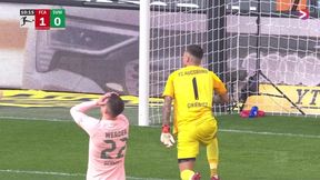 Rywal pyta w który róg, ale Rafał Gikiewicz nie słyszy i fenomenalnie broni