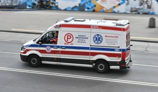 Warszawa. Auto z impetem uderzyło w bariery. Poszkodowane zostało dziecko