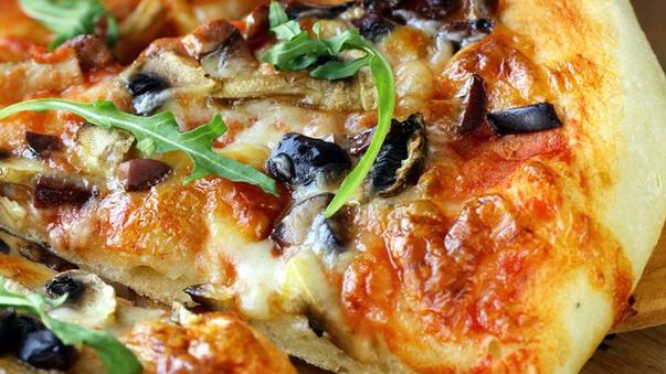 Mała pizza z serem na grubym cieście (Pizza Hut)