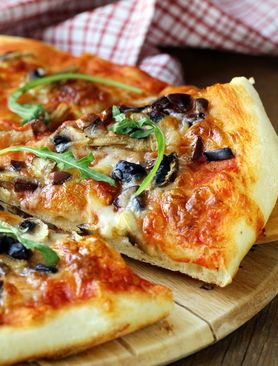 Mała pizza z serem na grubym cieście (Pizza Hut)
