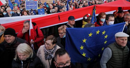 PiS pomaga opozycji? Ekspert o sondażu WP w sprawie polexitu