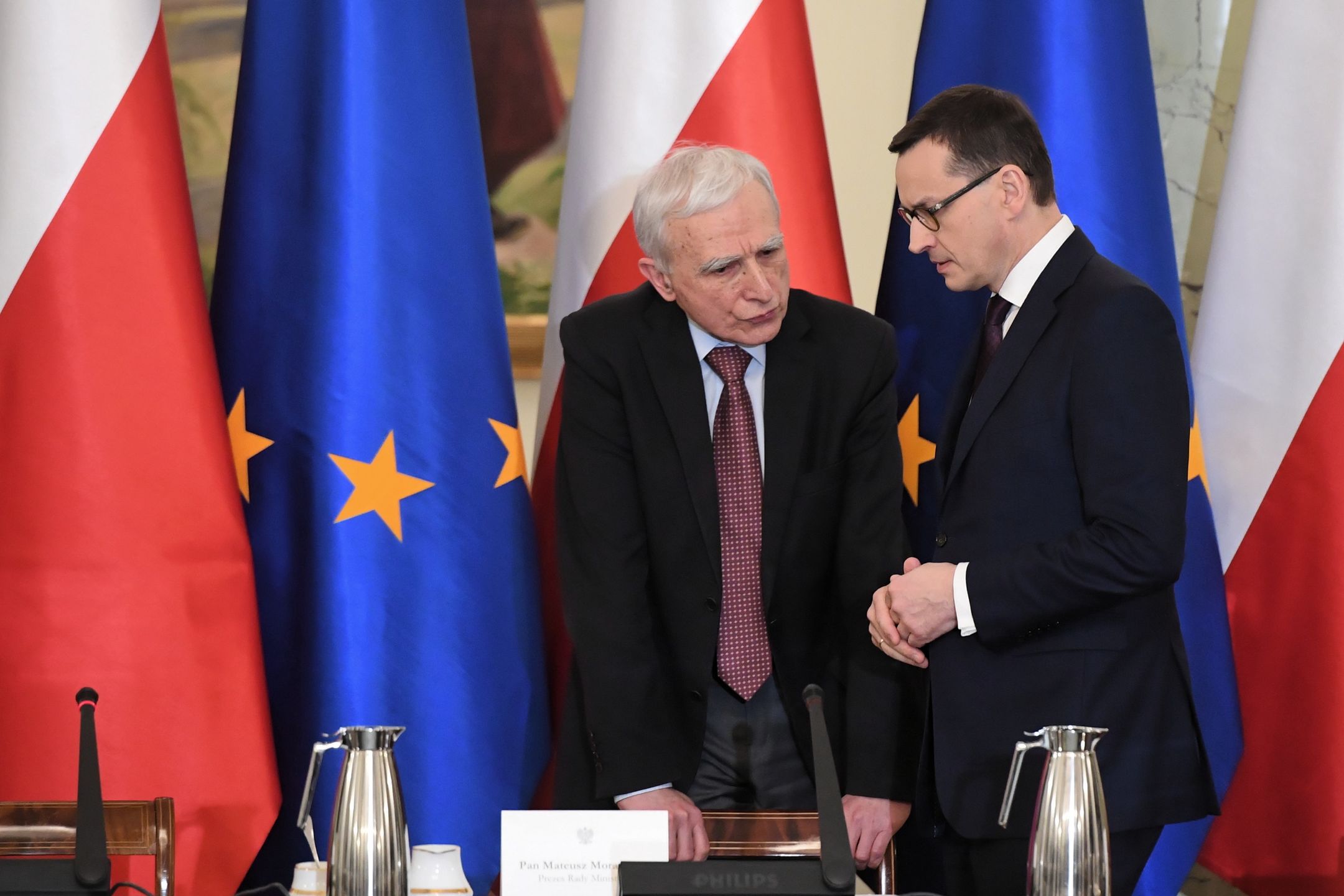 Mateusz Morawiecki, Piotr NaimskiWarszawa, 07.01.2020. Premier Mateusz Morawiecki (P) i pe�nomocnik Rz�du ds. Strategicznej Infrastruktury Energetycznej Piotr Naimski (L) przed posiedzeniem Rady Gabinetowej, czyli spotkanie prezydenta RP i ca�ego rz�du, 7 bm. w Pa�acu Prezydenckim w Warszawie. Politycy maj� rozmawia� o obchodach 75. rocznicy wyzwolenia obozu zag�ady Auschwitz-Birkenau oraz sytuacji na Bliskim Wschodzie.  (sko) PAP/Radek PietruszkaRadek Pietruszkacz�onkowie, gabinetowa, g�owa pa�stwa, Mateusz Morawiecki, pa�ac prezydencki, Piotr Naimski, politycy, polityk, polityka, premier, Rada