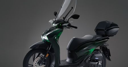 Honda SH w nowych wersjach na rok 2024. Szczególnie jedna wyróżnia się z tłumu