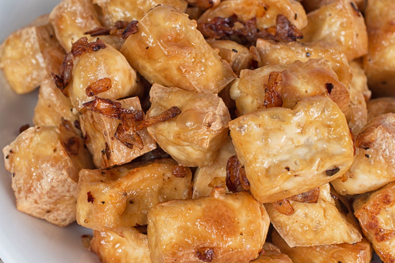 Jak zrobić idealnie chrupiące skwarki z tofu w kilka minut?