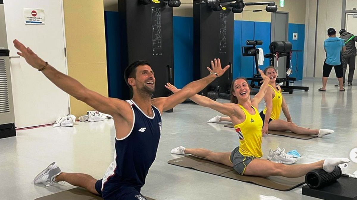 Novak Djoković podczas treningu z gimnastyczkami