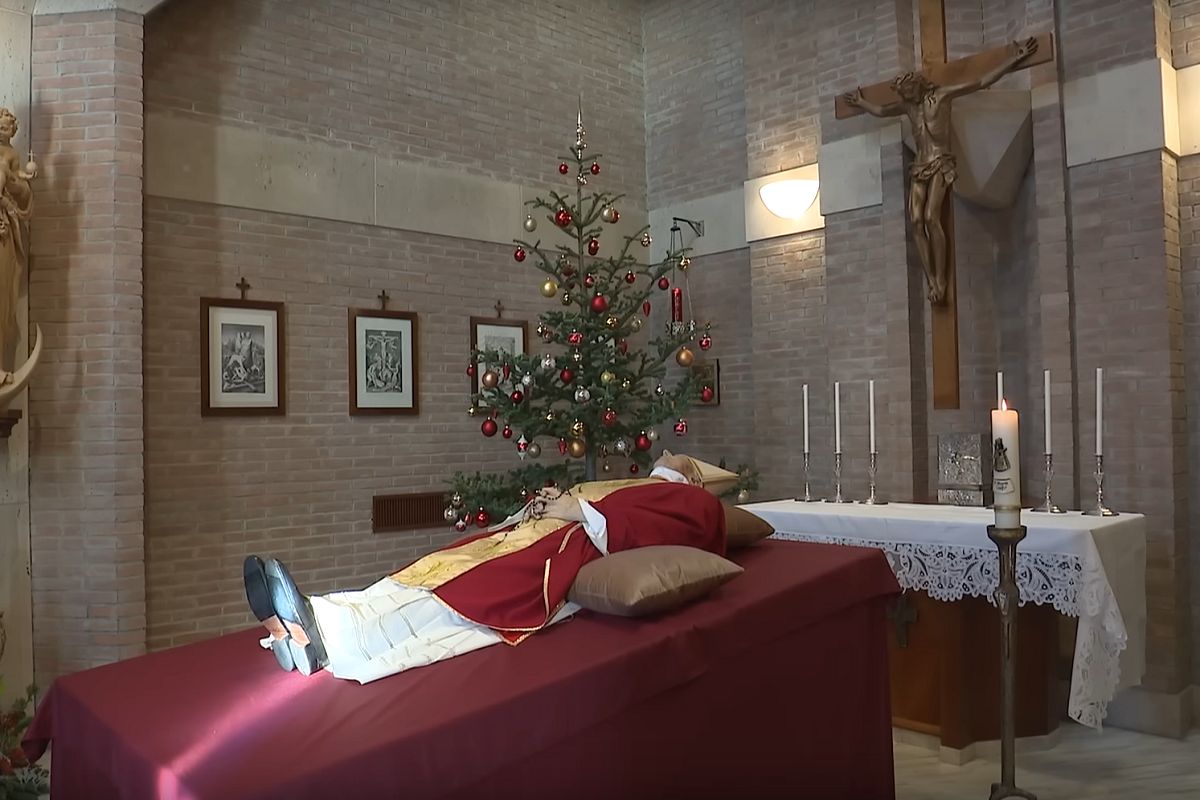 Ciało Benedykta XVI wystawione. Jest nagranie z Klasztoru Mater Ecclesiae