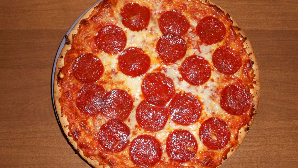 Mała pizza pepperoni na grubym cieście (Pizza Hut)