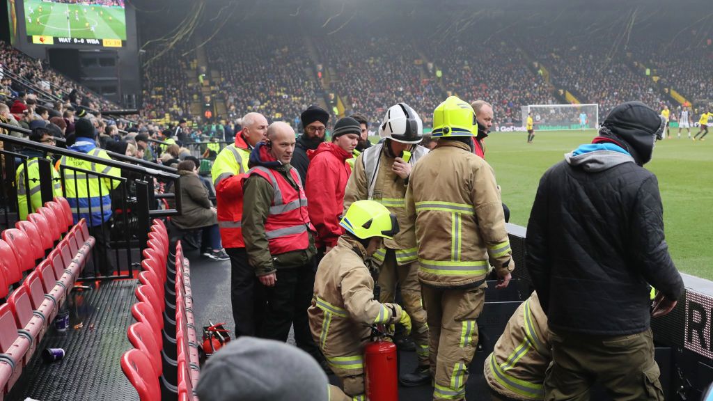 Interwencja straży pożarnej podczas meczu Watford FC - West Bromwich Albion