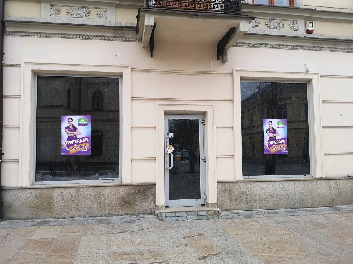 Stokrotka Express w miejscu dawnej placówki ING przy deptaku