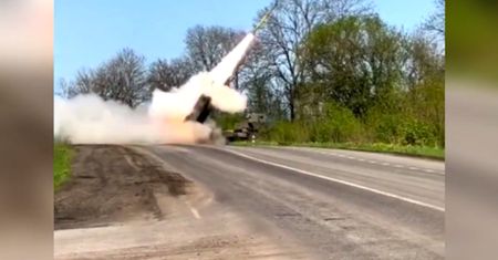 Potężne salwy z HIMARS-ów. Rosjanie zaatakowani z kilku stron