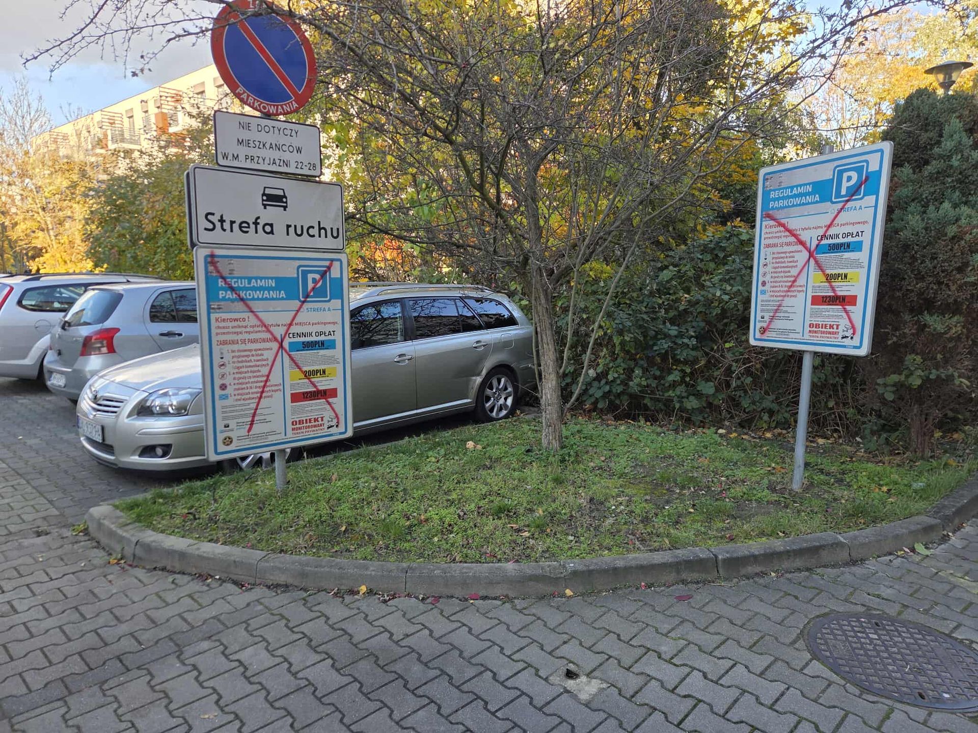 Zniszczone samochody na wrocławskim osiedlu