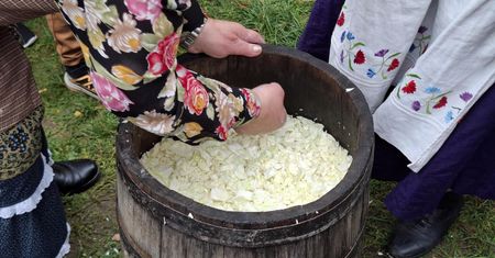 Krzyż z mąki na dnie beczki i ani grama soli. Tak dawniej kiszono kapustę