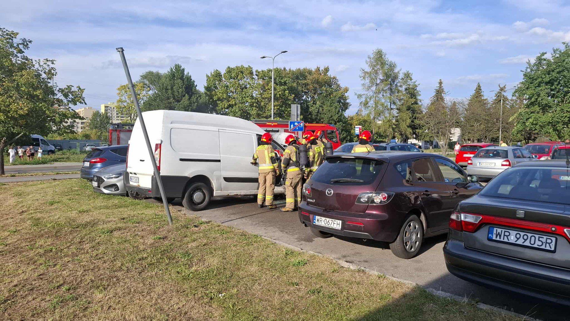 W busie zaparkowanym na parkingu przy ulicy Wyścigowej paliła się komora silnika.