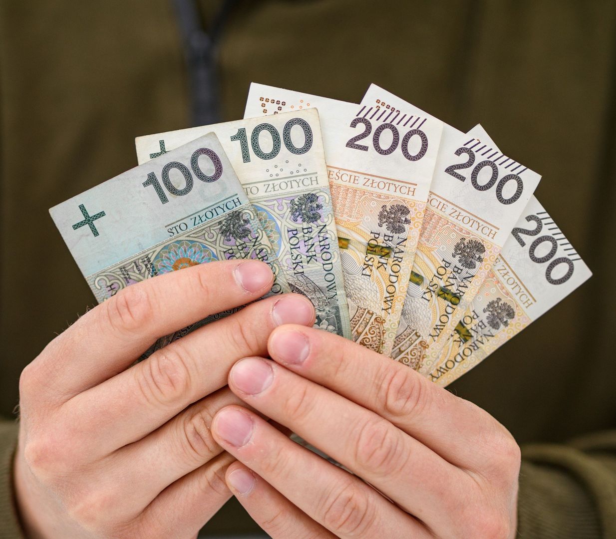 Waloryzacja emerytur w 2025. Tyle seniorzy dostaną "na rękę"