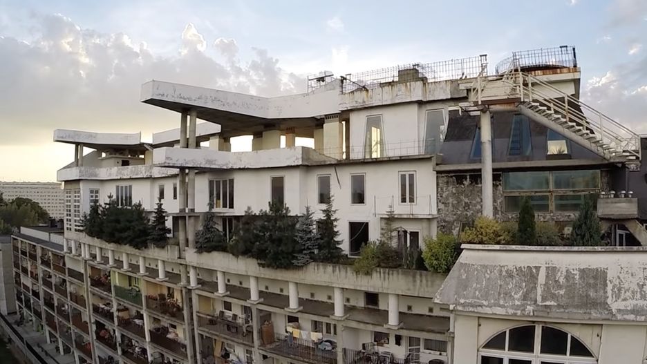 Na bloku mieszkalnym w Jastrzębiu-Zdroju trwa dziwna architektoniczna narośl. Inspektor budowlany zadecydował o rozbiórce, ale nie wiadomo, kto ma ponieść jej koszty (YouTube) 