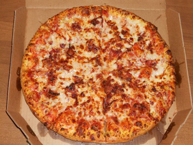 Mała pizza z serem na cienkim cieście (Domino's Pizza)
