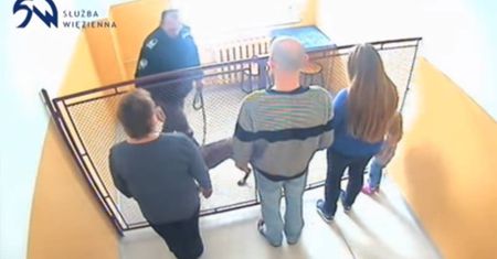 Mama przyniosła narkotyki do więzienia. Schowała je w bieliźnie