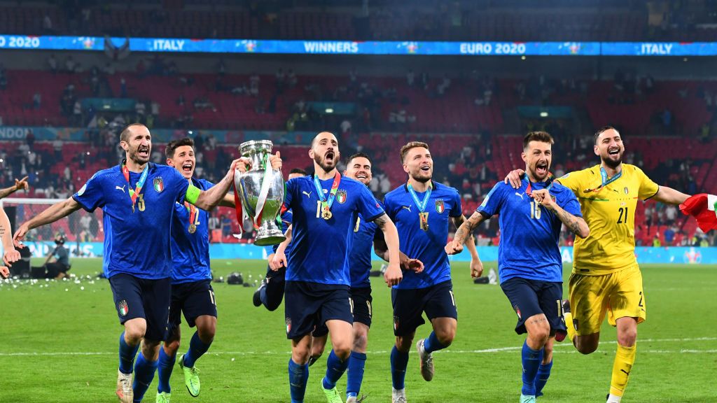 piłkarze reprezentacji Włoch świętują mistrzostwo Europy