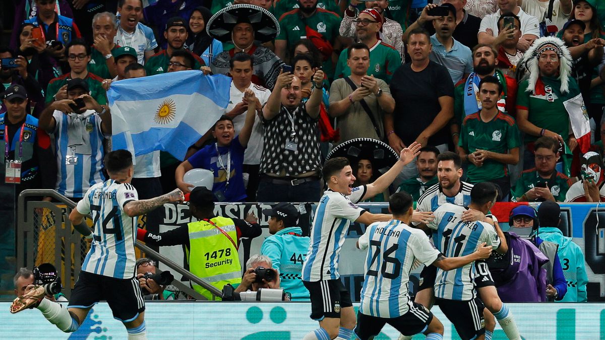 Radość piłkarzy Argentyny po golu Messiego