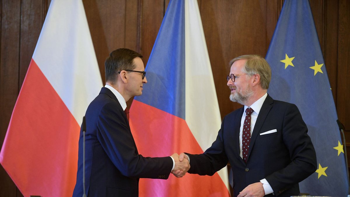 Praga, Czechy, 03.06.2022. Premier Mateusz Morawiecki (L) i premier Republiki Czeskiej Petr Fiala (P) podczas konferencji prasowej w Pałacu Liechtensteinów w Pradze w Czechach, 3 bm. Odbyły się polsko-czeskie konsultacje. Politycy podczas spotkania poruszali kwestie dotyczące energetyki i rozwoju infrastruktury, współpracy w dziedzinie obronności, a także rosyjskiej agresji na Ukrainę. (sko) PAP/Marcin Obara
