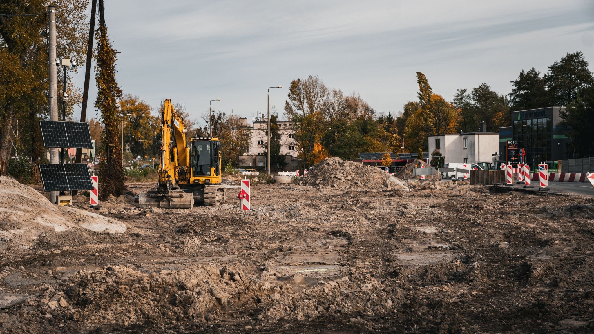 Na ul. Olsztyńskiej w Toruniu trwają prace przy budowie estakady nad torami kolejowymi. 
