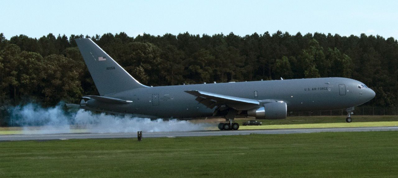 KC-46A lądujący w bazie Seymour Johnson.