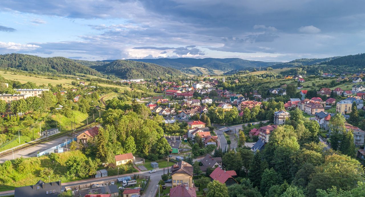 Krynica-Zdrój dla zmotoryzowanych. Jak dojechać, jakie wybrać zakwaterowanie i jakie miejsca w okolicy odwiedzić?