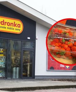 Kupował truskawki i od razu chwycił za telefon. Biedronka się tłumaczy