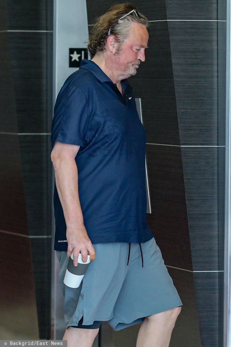 „Matthew Perry wyczerpany wychodzi z biurowca"