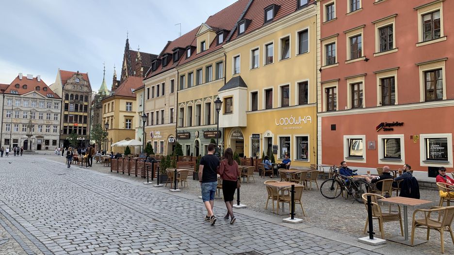 Odmrażanie gospodarki. Wrocławski rynek widmo. Ogródki przy restauracjach świecą pustkami