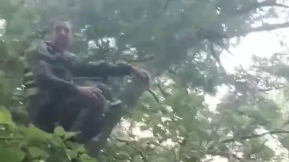 Rosyjscy żołnierze musieli schronić się na drzewach uciekając przed powodzią 