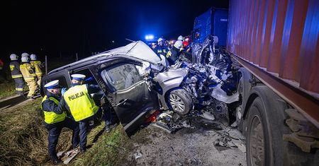 Fatalny wypadek na drodze krajowej. Z auta został wrak