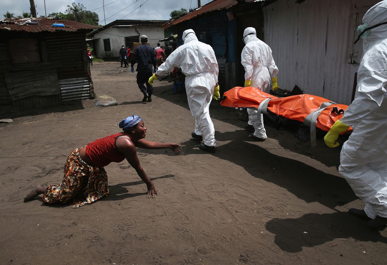 @ John Moore / „Kryzys związany z wirusem Ebola w stolicy Liberii” / Nagroda L’Iris d’Or, tytuł Fotografa Roku