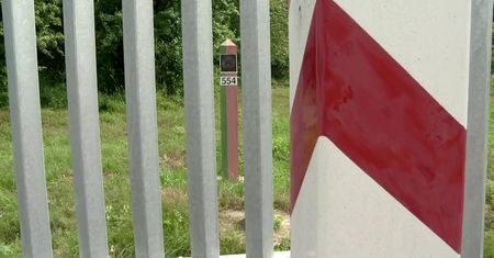 Szef MSWiA sprzed muru na granicy z Białorusią: Ten mur oddziela nas od ponurej dyktatury Łukaszenki