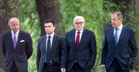 Sytuacja na Ukrainie. "Biały konwój" stoi na granicy, Zachód debatuje