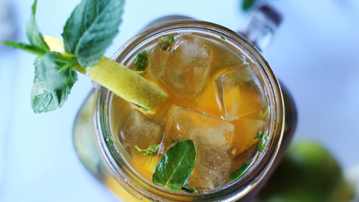 Te zioła warto pić w upały