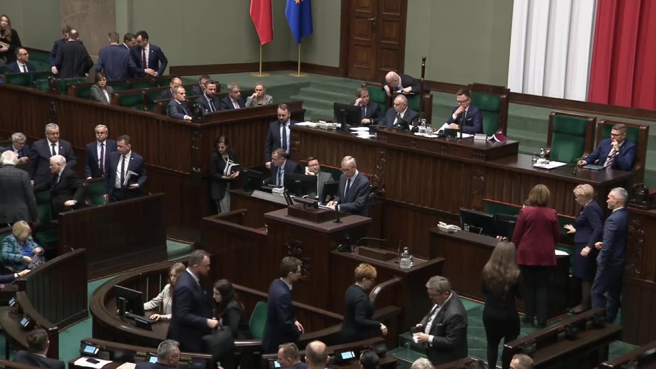 Sejm zaczął pracę nad uchwałą w sprawie naprawy mediów publicznych. Posłowie PiS wstali i wyszli