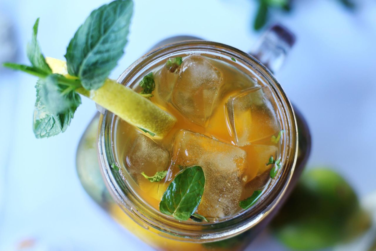 Najlepsze zioła na upały. Nie potrzebują wrzątku