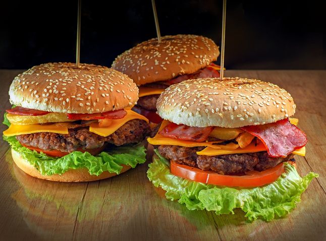 Gordon Ramsay zdradza przepis na burgera. Fot. Pixabay