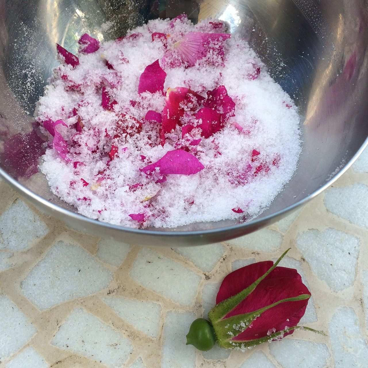 Cukier z płatkami róż. Fot. Pixabay