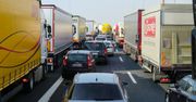 Wypadek polskiego autokaru na autostradzie A24: 16 rannych, droga częściowo zablokowana