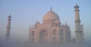 Delhi zmagające się z mgłą: podróżowanie w chaosie