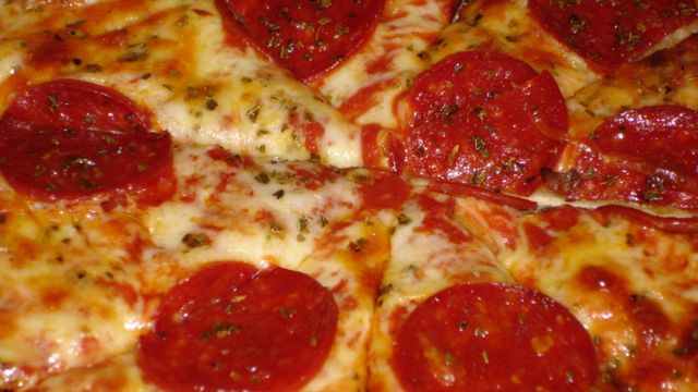 Mała pizza pepperoni na tradycyjnym cieście (Domino's Pizza)