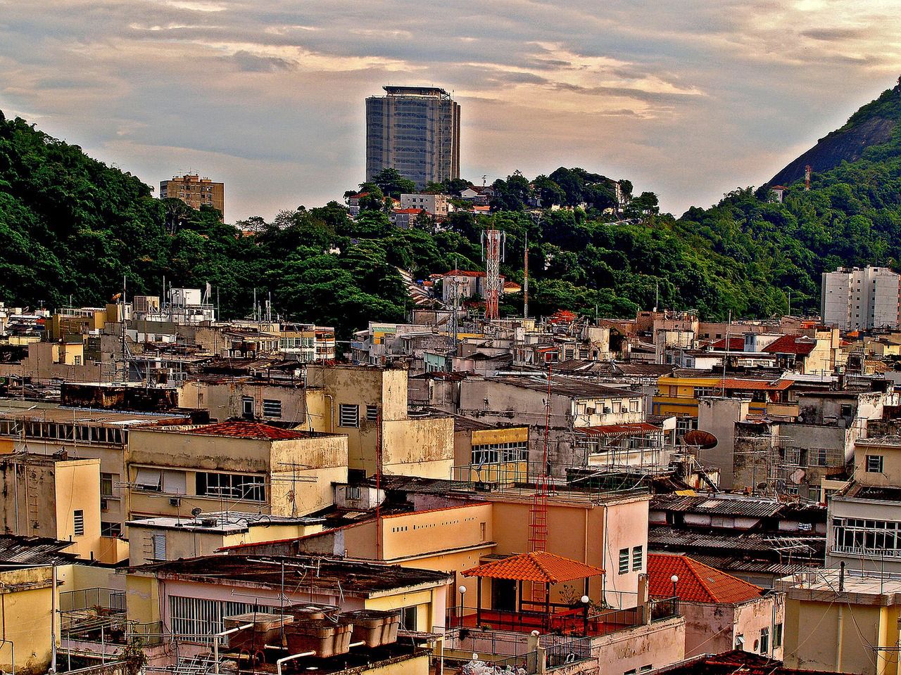 Fale przemocy w Rio de Janeiro: 30 autobusów spalonych przez gangi