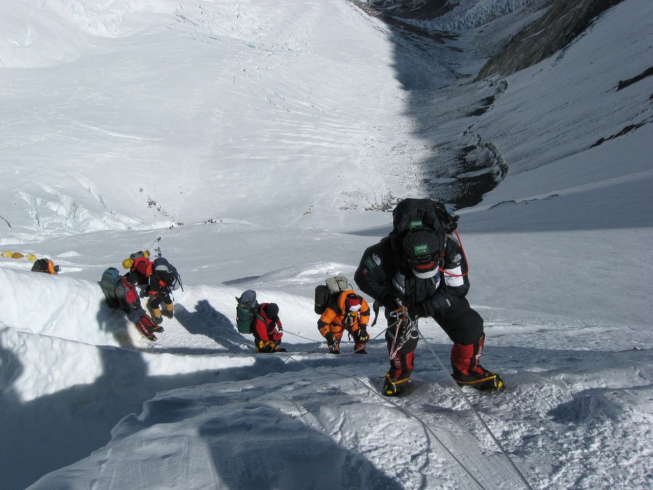 Kenijski alpinista znaleziony martwy na Mount Evereście. Trwa poszukiwanie nepalskiego przewodnika