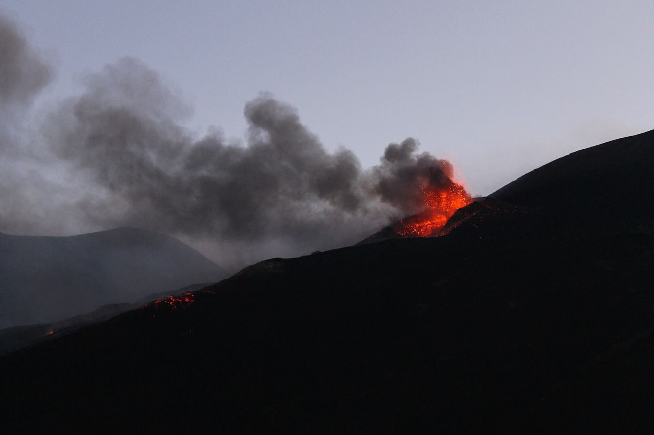 Spektakularna erupcja Etny paraliżuje Katanię