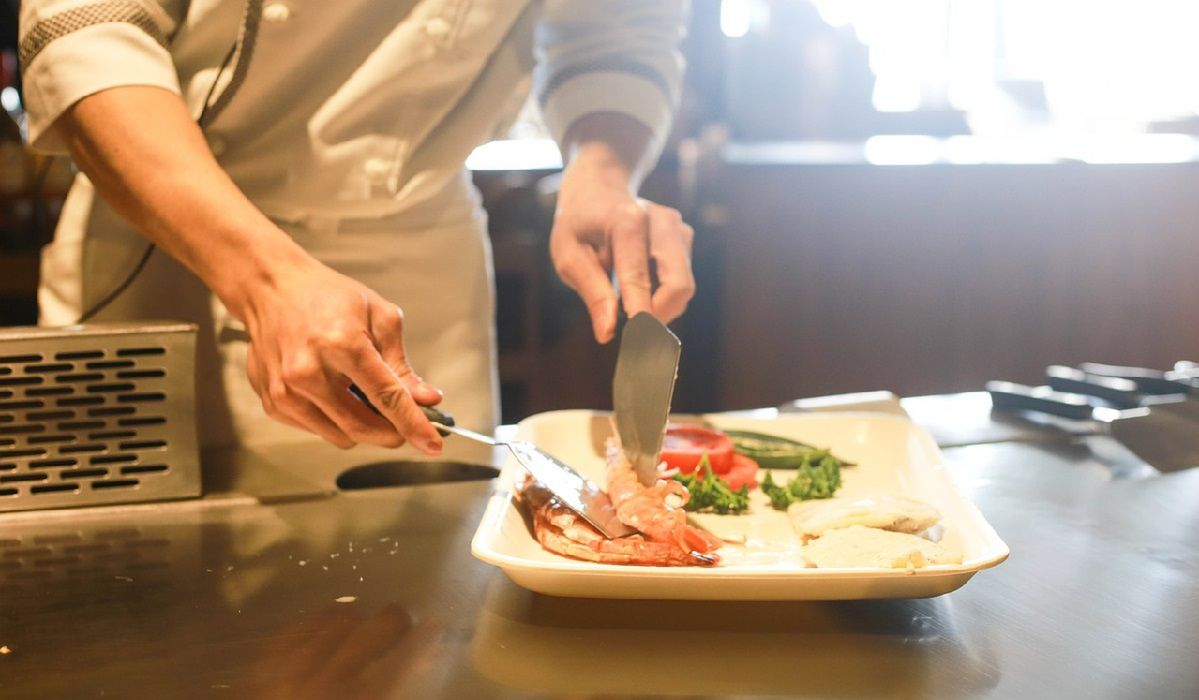 Wychodzisz do restauracji? Pamiętaj o tej zasadzie a nie spalisz się ze wstydu