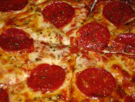 Mała pizza pepperoni na tradycyjnym cieście (Domino's Pizza)