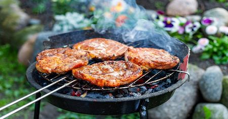 Jak zamarynować karkówkę na grilla? Dzięki tej metodzie wyjdzie idealnie krucha