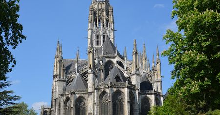 Pożar Katedry w Rouen. Ogień ogarnął iglicę wieży